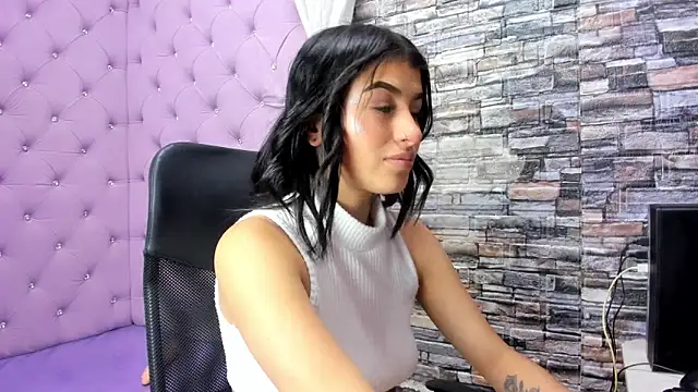 Snapshot of haileypetite chatting on May 22, 2026, 1:06 pm haileypetite online show from May 22, 2026, 1:06 pm