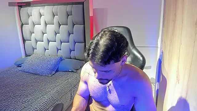 Snapshot of justin_lenox chatting on May 20, 2026, 11:33 pm justin lenox online show from May 20, 2026, 11:33 pm