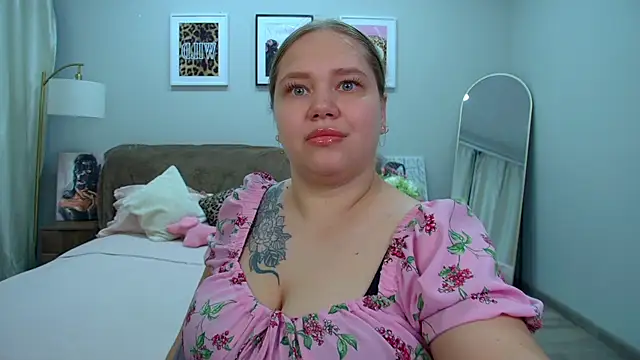DianaKristol online show from June 3, 2026, 2:33 pm