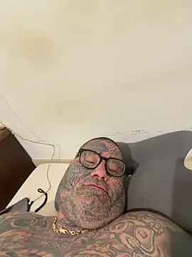 albertogg12 online show from May 26, 2026, 6:42 am