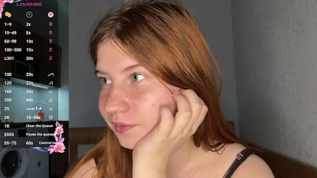 Snapshot of EmmaLovelyBB chatting on July 14, 2026, 12:33 pm EmmaLovelyBB online show from July 14, 2026, 12:33 pm