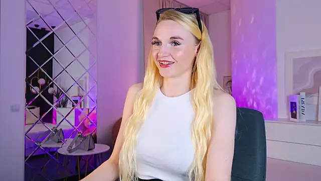Mila  Lux online show from May 29, 2026, 8:29 pm