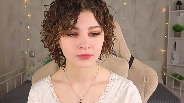Snapshot of Kira__Fluffy chatting on May 30, 2026, 5:37 am Kira Fluffy online show from May 30, 2026, 5:37 am