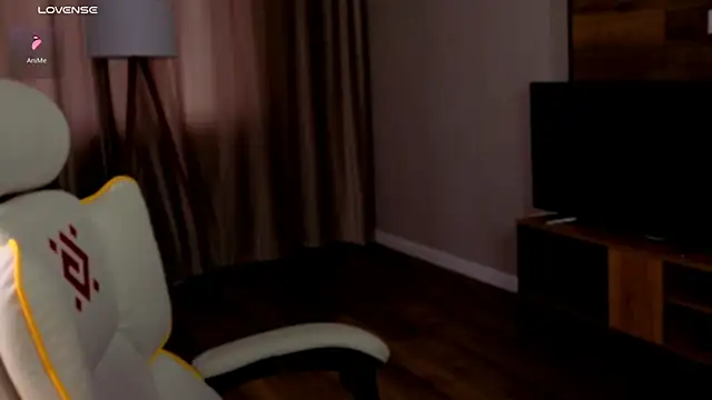 honeylanaa online show from July 14, 2026, 4:39 am