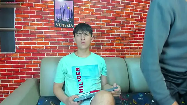 Snapshot of Hoot_boyss_ chatting on May 23, 2026, 8:35 pm Hoot boyss online show from May 23, 2026, 8:35 pm