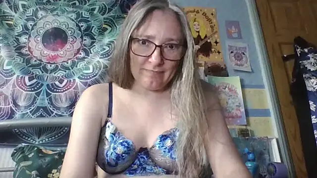 Izzylove47 online show from May 31, 2026, 12:12 pm