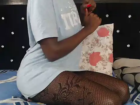 Snapshot of Queen_bee25 chatting on May 22, 2026, 5:51 pm Queen bee25 online show from May 22, 2026, 5:51 pm