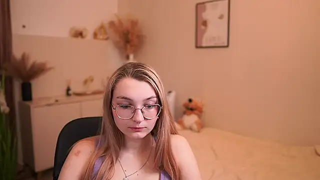 Sophielux18 online show from May 20, 2026, 1:17 pm