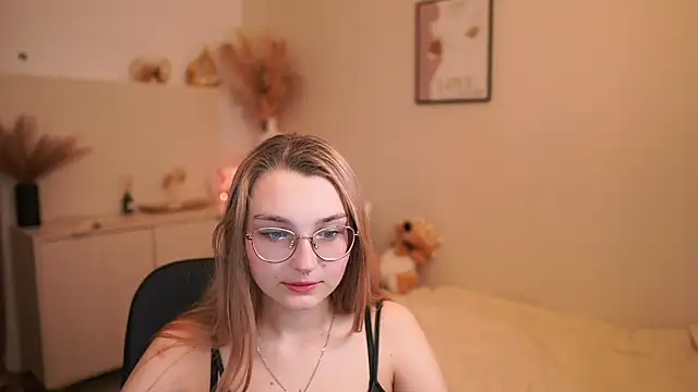 Sophielux18 online show from May 21, 2026, 1:18 pm
