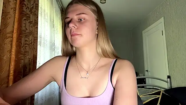 HoneysPiee online show from June 8, 2026, 10:04 am