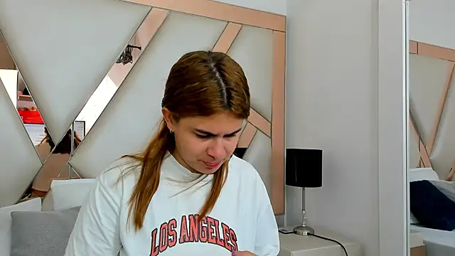 AliceCruzz online show from June 1, 2026, 12:07 pm