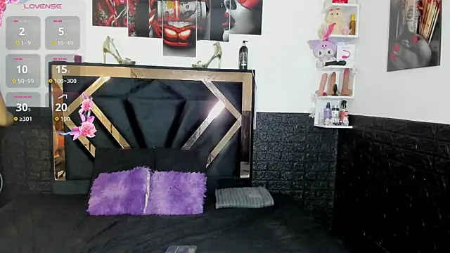 Queen Jen online show from July 14, 2026, 11:43 pm