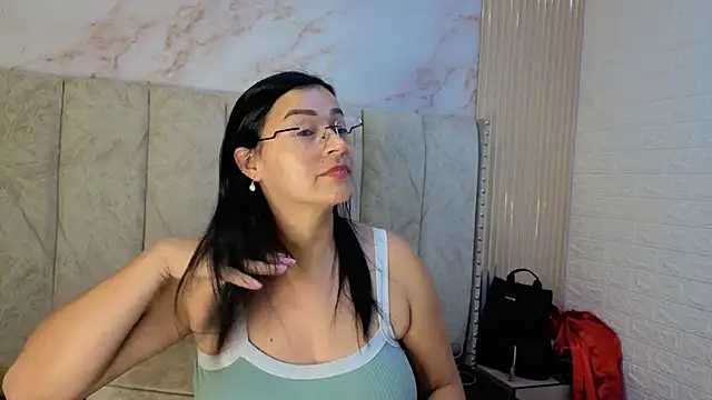 Snapshot of JuliaFerrer chatting on May 17, 2026, 5:27 am JuliaFerrer online show from May 17, 2026, 5:27 am
