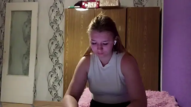 Snapshot of RaeannRoewe chatting on May 27, 2026, 9:01 pm RaeannRoewe online show from May 27, 2026, 9:01 pm