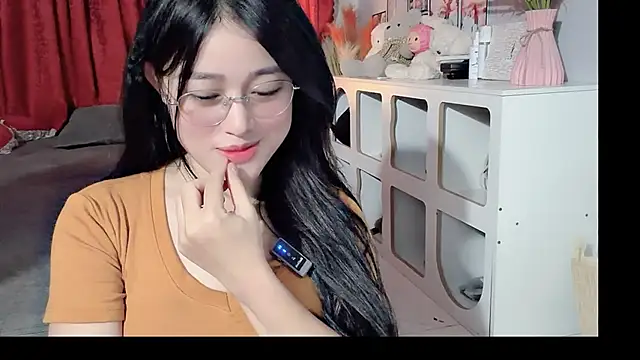 Snapshot of Bee-Cherry chatting on May 25, 2026, 5:24 am Bee-Cherry online show from May 25, 2026, 5:24 am