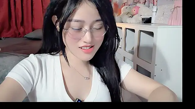 Snapshot of Bee-Cherry chatting on May 27, 2026, 4:15 pm Bee-Cherry online show from May 27, 2026, 4:15 pm