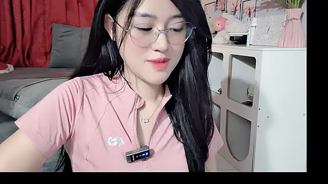 Snapshot of Bee-Cherry chatting on May 29, 2026, 6:11 am Bee-Cherry online show from May 29, 2026, 6:11 am