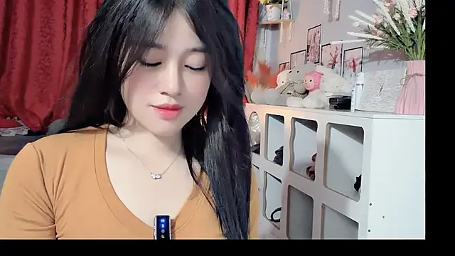 Snapshot of Bee-Cherry chatting on May 29, 2026, 6:17 pm Bee-Cherry online show from May 29, 2026, 6:17 pm