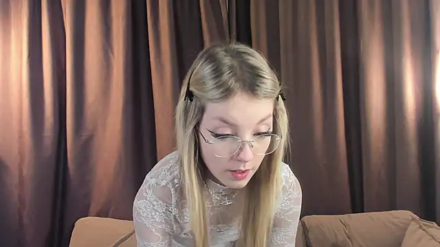 Snapshot of NovaOliphant chatting on May 31, 2026, 9:49 pm NovaOliphant online show from May 31, 2026, 9:49 pm