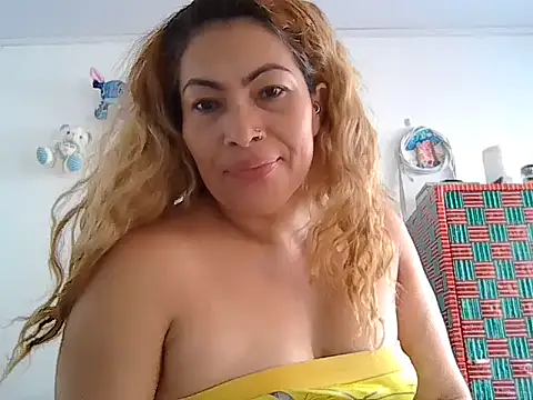 Snapshot of Layla-Astrum chatting on May 25, 2026, 1:17 pm Layla-Astrum online show from May 25, 2026, 1:17 pm