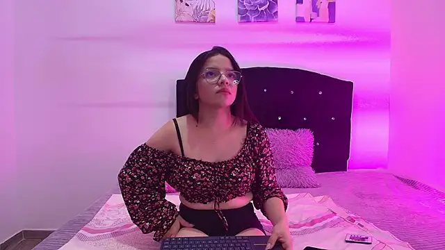 Snapshot of Samantha__Velvet chatting on May 27, 2026, 12:40 am Samantha Velvet online show from May 27, 2026, 12:40 am