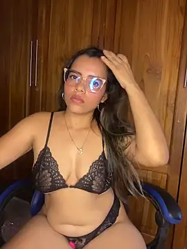 Snapshot of Estrella_em chatting on May 21, 2026, 9:00 pm Estrella em online show from May 21, 2026, 9:00 pm