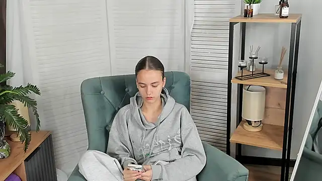 Snapshot of EttaRonhaar chatting on June 5, 2026, 12:33 pm EttaRonhaar online show from June 5, 2026, 12:33 pm