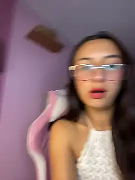 MoonLitDoll online show from July 3, 2026, 9:32 pm