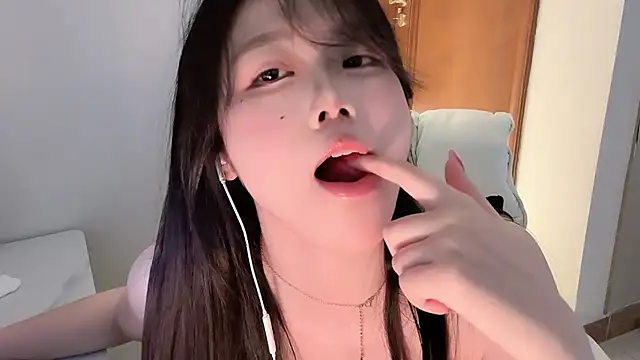 Snapshot of April_UU chatting on May 26, 2026, 1:34 am April UU online show from May 26, 2026, 1:34 am