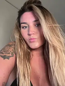 Snapshot of thebeachyblonde chatting on July 15, 2026, 9:42 pm thebeachyblonde online show from July 15, 2026, 9:42 pm
