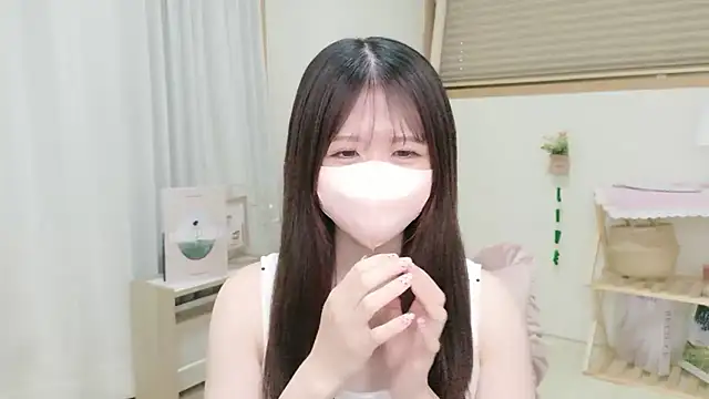 Yuinyaaa online show from June 15, 2026, 7:32 am
