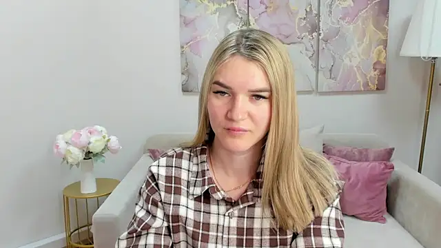 RoxyReignn online show from July 15, 2026, 9:31 pm