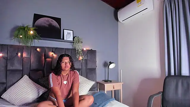 AmeliaLaurent  online show from June 14, 2026, 11:45 am