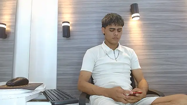 LeleHott01 online show from June 24, 2026, 2:32 am