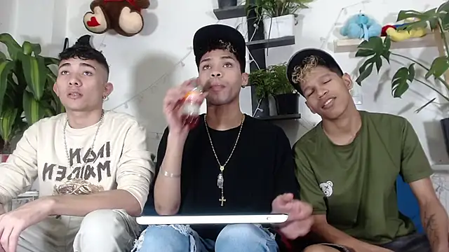 Snapshot of STRANGER_BOYS chatting on May 30, 2026, 10:18 pm STRANGER BOYS online show from May 30, 2026, 10:18 pm