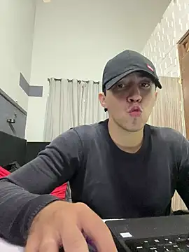 Snapshot of Fer_Ti chatting on June 17, 2026, 9:49 pm Fer Ti online show from June 17, 2026, 9:49 pm