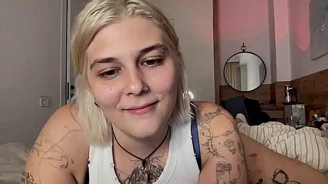 Snapshot of Ella_Bloom chatting on July 16, 2026, 7:31 pm Ella Bloom online show from July 16, 2026, 7:31 pm