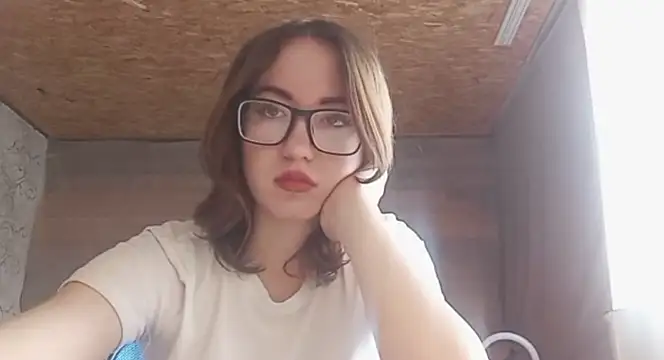 Snapshot of OliviaMoment chatting on June 1, 2026, 9:44 am OliviaMoment online show from June 1, 2026, 9:44 am