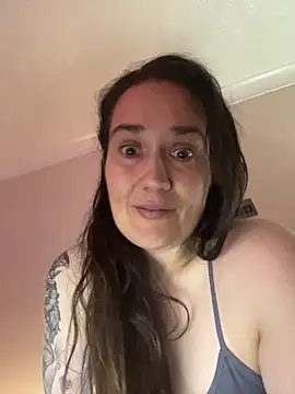 Snapshot of Rennie84 chatting on May 28, 2026, 10:07 pm Rennie84 online show from May 28, 2026, 10:07 pm
