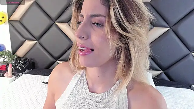 Snapshot of AdrianaHarlow chatting on June 28, 2026, 12:55 pm AdrianaHarlow online show from June 28, 2026, 12:55 pm