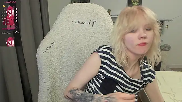 voguecaroline online show from July 17, 2026, 9:19 pm