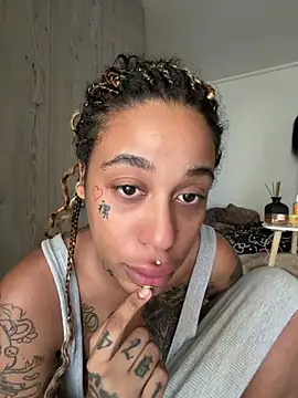 Snapshot of Kira_nyxx chatting on July 3, 2026, 12:22 pm Kira nyxx online show from July 3, 2026, 12:22 pm
