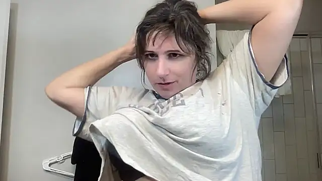 Snapshot of maddiliz chatting on November 17, 2025, 2:06 am maddiliz online show from November 17, 2025, 2:06 am