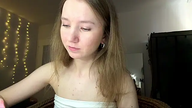 smalllisa online show from June 18, 2026, 6:12 pm