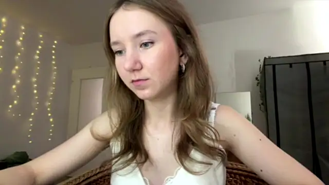 smalllisa online show from June 24, 2026, 2:49 pm