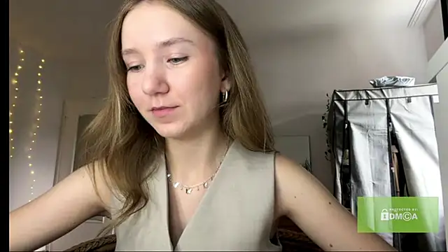 smalllisa online show from July 18, 2026, 4:44 pm