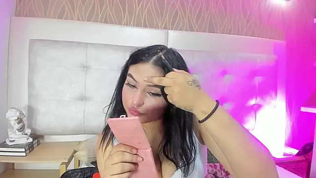 Snapshot of NaomiWhite_ chatting on July 18, 2026, 8:12 pm NaomiWhite online show from July 18, 2026, 8:12 pm