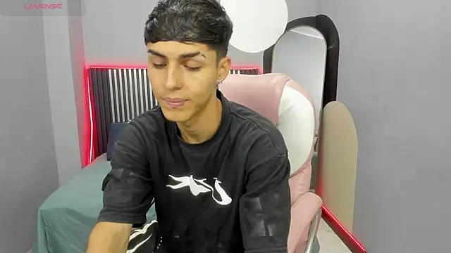 Axel Mendozaa online show from June 3, 2026, 9:09 pm