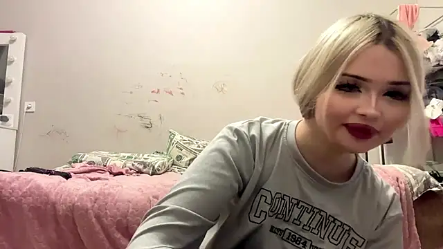moonluv33 online show from June 12, 2026, 2:05 pm