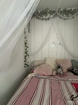 juliee1979 online show from July 10, 2026, 5:04 pm